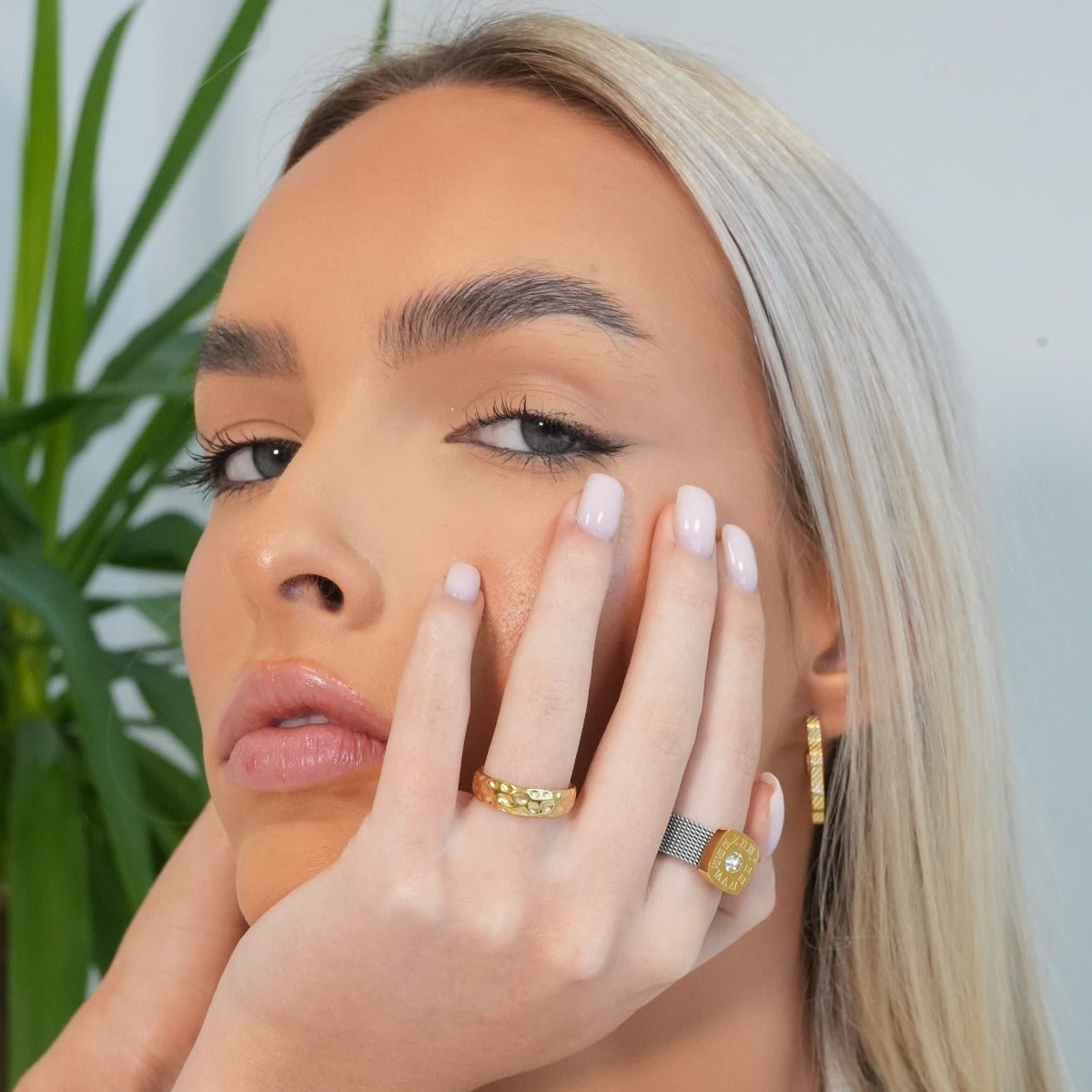 Anillo Textura Lunar Oro 18k